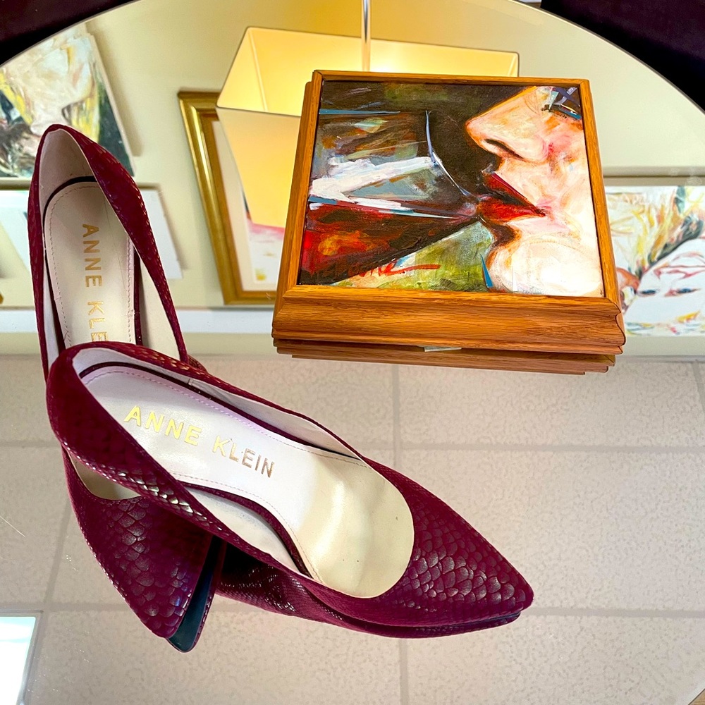 Anne Klein elegant, maroon heels, accented with gold metal.